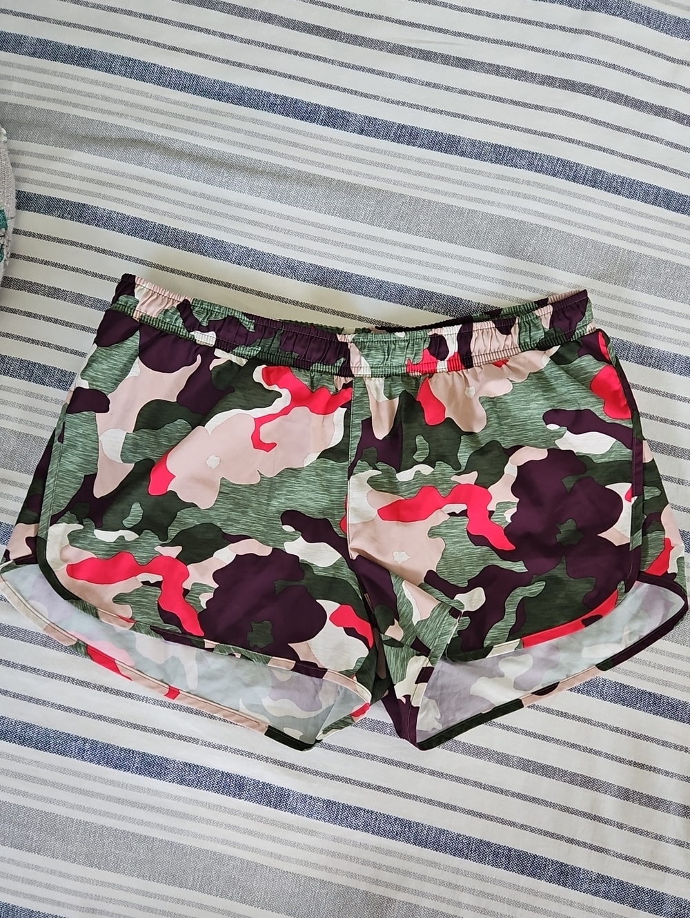 LN Old Navy M Women's Camo Athletic Shorts in Pink, Green & Purple